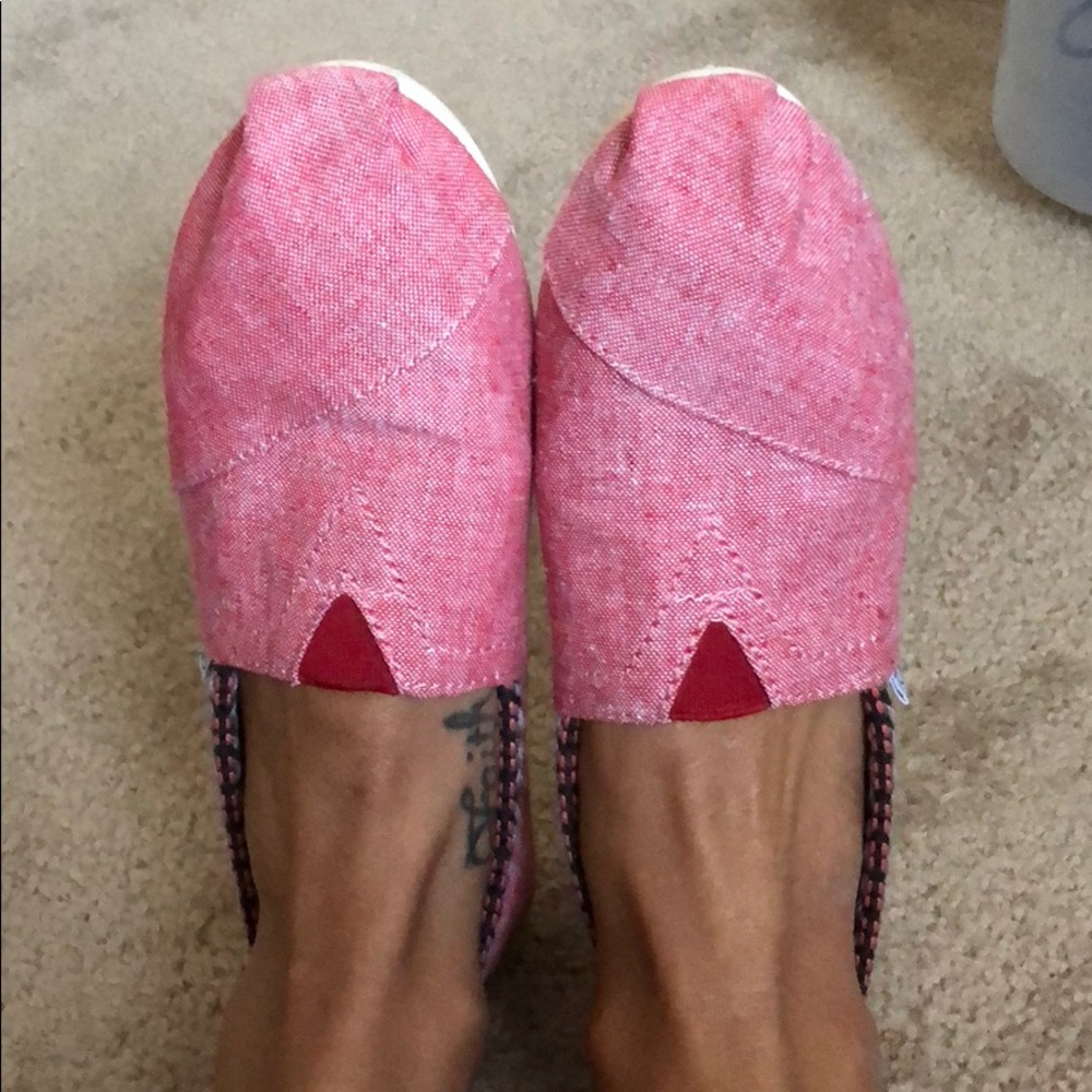 Only worn once red tribal Toms
